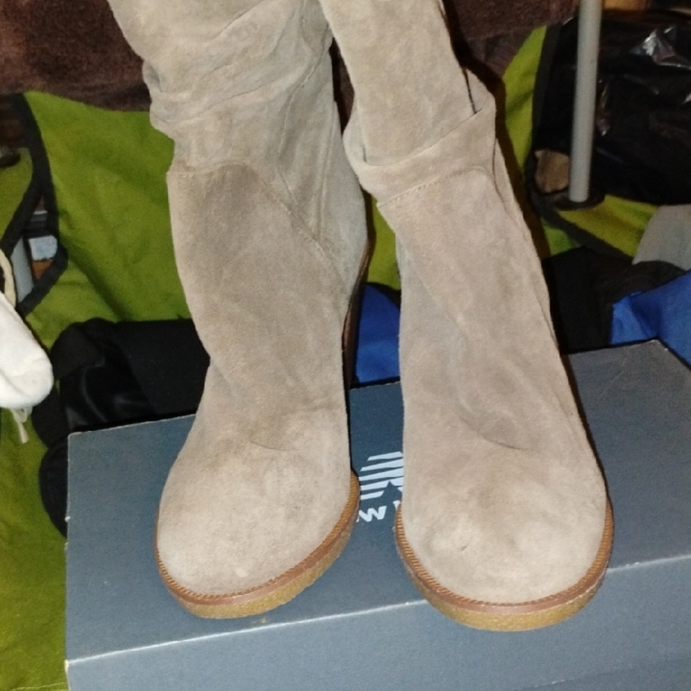 Women's Vice Camuto Smoke Gray leather Upper 3 / Half Inche heel .